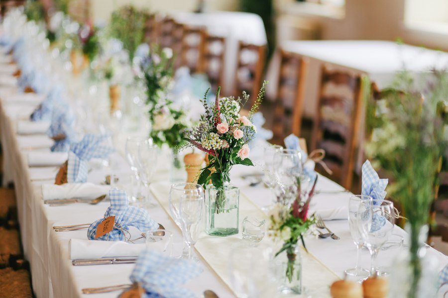 Illustration : table décorée de fleurs et de verres, sans personnes. Concept de scénographie.