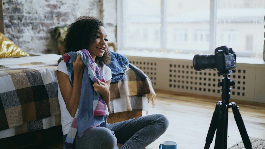 Illustration : femme noire créatrice de contenu filmant avec un appareil photo. Photo d’illustration.