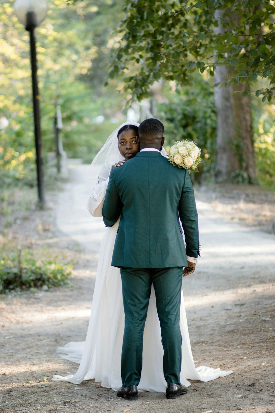 Illustration : couple noir en tenue de mariage dans un parc. Photo d’illustration.